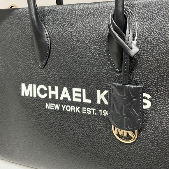 MICHAEL KORS 🖤
Mirella Medium Pebbled Leather Tote Bag - Picture 3 of 6
